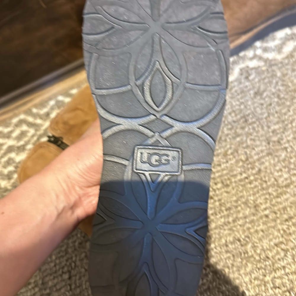 Ugg - image 3